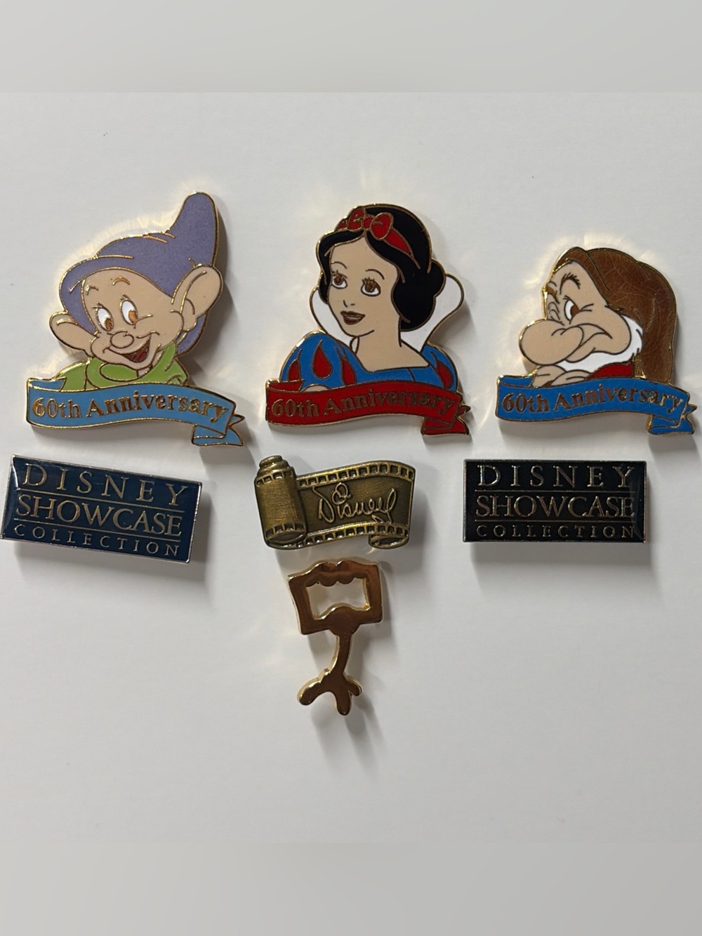 DISNEY PIN Lot SNOW WHITE DWARFS Showcase Pin Dopey Grumpy Lot Of 7